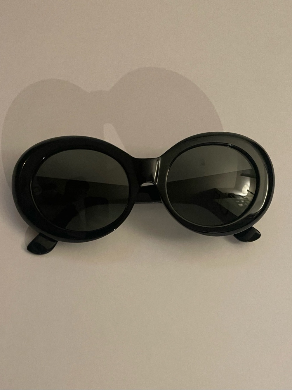 RAEN Luxury Wig Figurative Black Oval Sunglasses